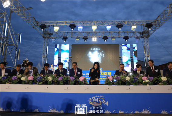 김건희 여사는 6일 오후, 지역 경제 활성화와 수산물 소비 확산을 독려하기 위해 제주 서귀포항에서 개최된 ‘제4회 서귀포 은갈치 축제’ 개막식에 참석했다