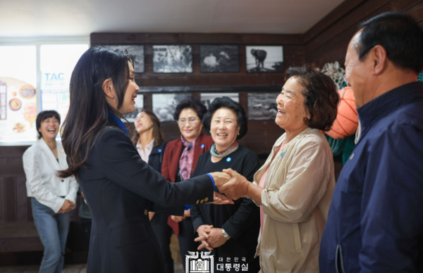10월 6일 김건희 여사는 제주시 종달어촌계 해녀 휴게실에서 해녀 어업인들과의 만남을 가졌다.
