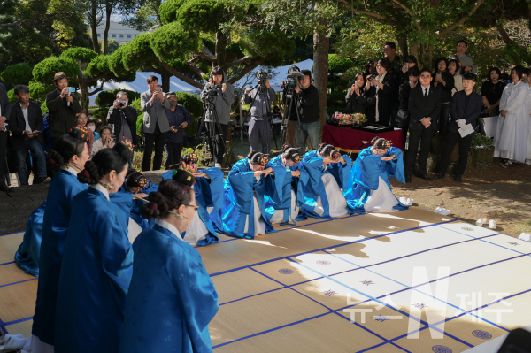 제주특별자치도는 22일 오전 10시 사라봉 모충사에서 제44회 만덕제 및 김만덕상 시상식을 개최했다.