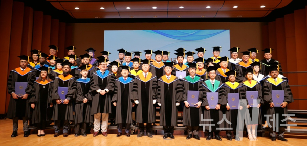 제주대학교(총장 김일환)는 지난 16일 제주대 아라뮤즈홀에서 2023학년도 전기 학위 수여식을 가졌다.
