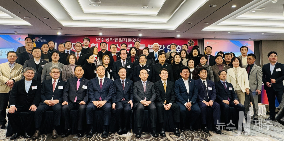 민주평통제주지역회의(부의장 고충홍)는 22일 오후 3시 제주썬호텔 3층 볼륨홀에서 2024 신년 특별강연회를 개최했다.
