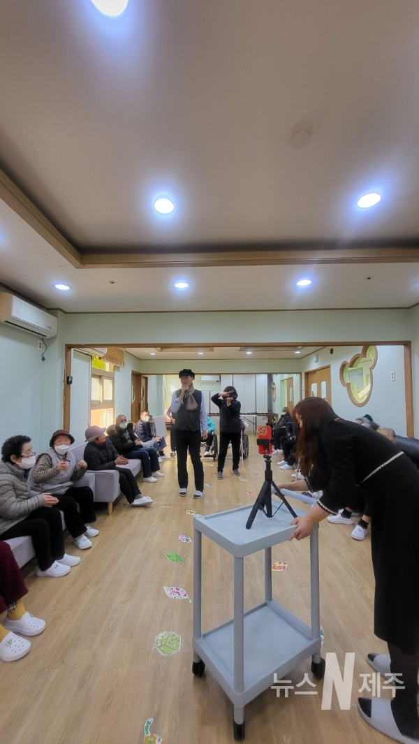 노치원서 노래봉사하는 무궁화로타리 회원들