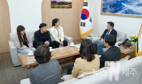 탁구 금메달리스트 신유빈, 도내 취약계층에 기부금 전달