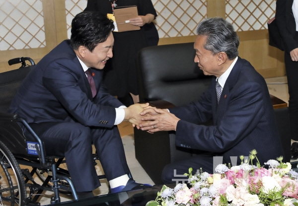 지난 29일 하토야마 유키오(鳩山由紀夫) 전 일본 총리와 한·일 관계 개선과 우호 증진을 위한 의견을 교환했다.