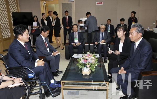지난 29일 하토야마 유키오(鳩山由紀夫) 전 일본 총리와 한·일 관계 개선과 우호 증진을 위한 의견을 교환했다.