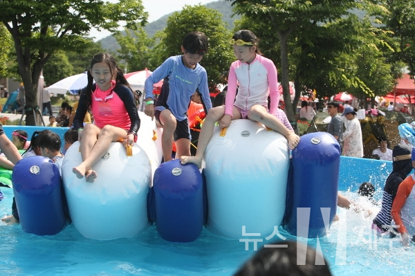 한국마사회 렛츠런파크 제주(본부장 윤각현)는 여름을 맞아 오는 28일부터 말(馬)을 테마로 한 어린이 물놀이 시설인 ‘포니 워터파크’를 28일부터 개장한다.