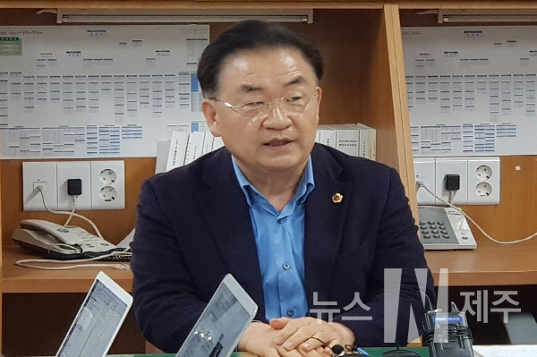 김태석 의장이 27일 오전 도의회 기자실에서 총선 불출마 입장문을 발표했다.