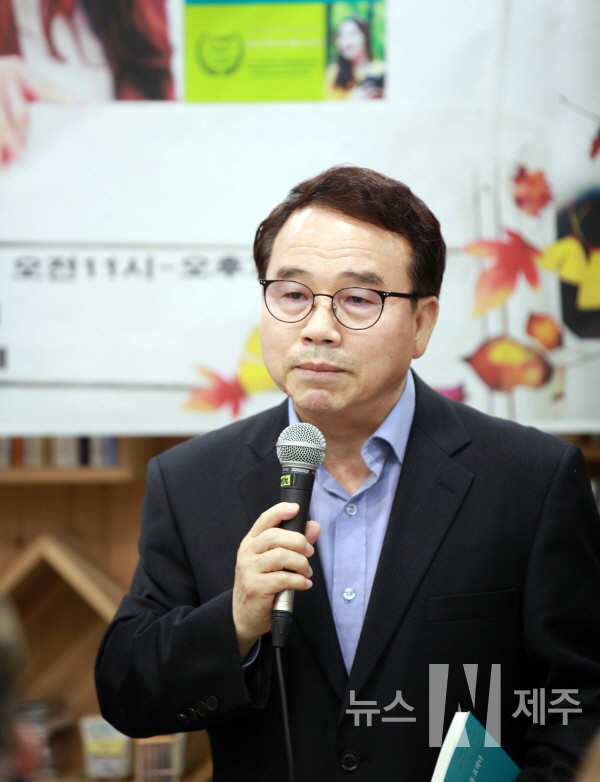 소하시인의 디카시집 '껍데기에 경의를 표하다‘ 출판기념회가 7일 오후 시와실천 북카페에서 열렸다.