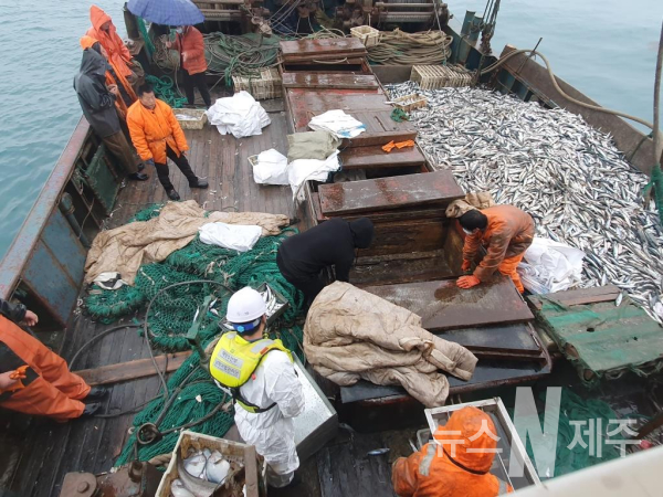 남해어업관리단, 불법조업 중국 쌍타망어선 2척 나포
