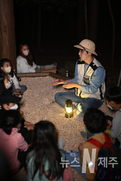 제주특별자치도와 제주관광공사(사장 고은숙)는 오는 6월 6일 서귀포 치유의 숲에서 생태관찰 체험 프로그램인 ‘에그박사와 함께하는 곤충탐사대’를 운영한다