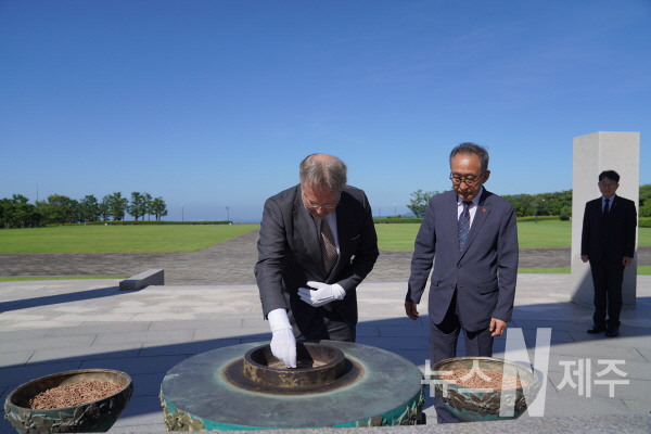 지난 5일 스벤 올링(Svend Olling) 주한 덴마크 대사 일행이 제주4‧3평화공원을 방문했다.