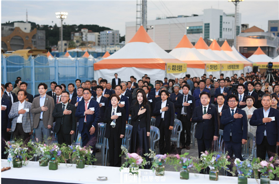 김건희 여사는 6일 오후, 지역 경제 활성화와 수산물 소비 확산을 독려하기 위해 제주 서귀포항에서 개최된 ‘제4회 서귀포 은갈치 축제’ 개막식에 참석했다