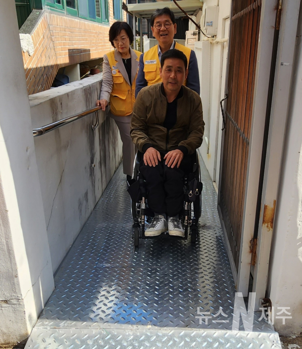 한라곰두리적십자봉사회, 전동휠체어 통행 불편함 해소 위해 장애인 경사로공사 실시