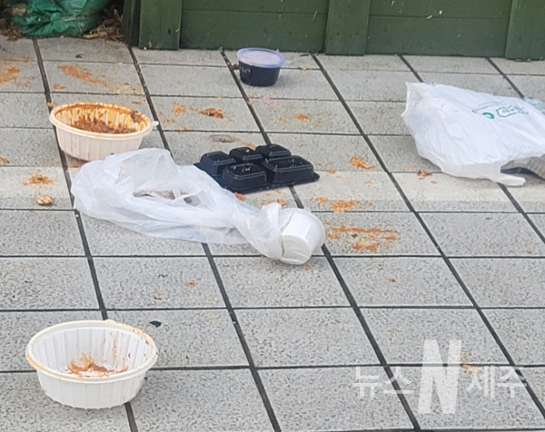 서귀포시 중정동 모 건물에 사는 여성이 건물에서 음식물 쓰레기를 무단 투척한 것.(사진= 오수진 도민기자)
