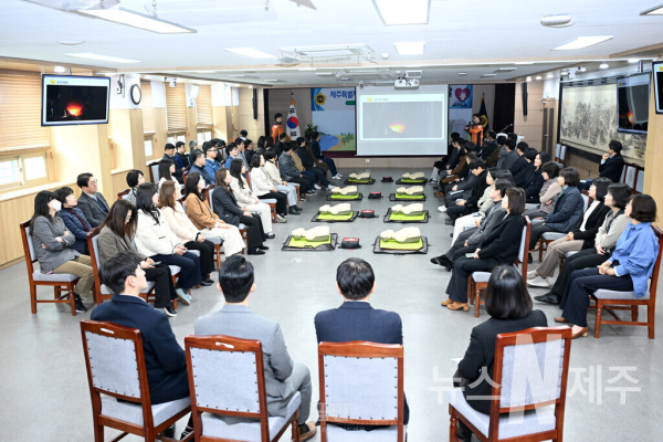 제주특별자치도의회(의장 김경학)는 3월 7일(목) 의원회관 대회의실에서 의원 및 직원 100여 명이 참석한 가운데 3월 공감·소통의 날을 개최했다.