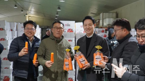 김한규 후보, 구좌농협유통센터와 당근 수확 현장 찾아 실태 점검