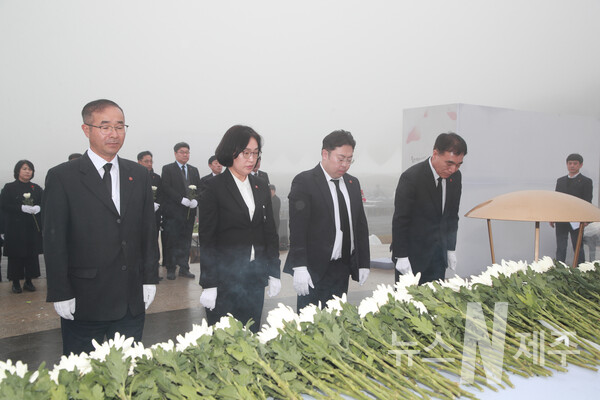 김경학 의장 및 도의원, 제76주년 제주4.3 추념식 헌화 참배