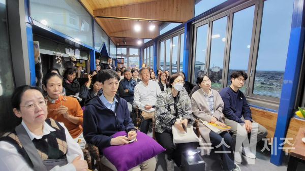 도서출판 '한길사' 후원으로 마련된 김선현 교수 초청 특강이 지난 8일 오후 6시 시인의 집에서 진행됐다.(사진=시인의집)
