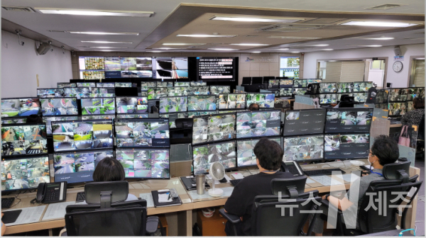 CCTV&nbsp;통합관제센터&nbsp;사진...올해&nbsp;1분기&nbsp;CCTV&nbsp;제공영상&nbsp;1,767건&nbsp;중&nbsp;1,290건(73%)&nbsp;수사증거로&nbsp;활용&nbsp;